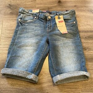 💚Levi’s Bermuda Shorts size 16 regular adjustable waist hits above the knee Cute